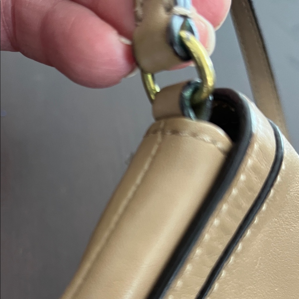 Very vintage Coach Tan Leather Clutch with Gold Accent - Picture 4 of 9
